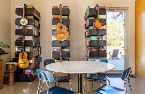 Mid Century Modern Family Home On 25 Acres! - Foto 12