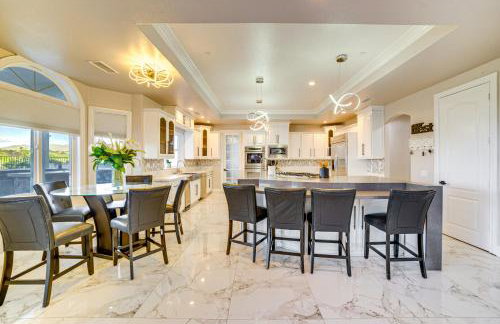 Expansive Riverside Mansion! Luxe, Family Friendly - Foto 7