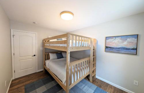 Luxurious Lake Retreat with Hot Tub and Walk to Beach - Foto 2