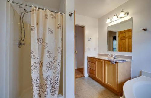 Secluded Retreat near Ski Resorts, Hot Tub, BBQ - Foto 58