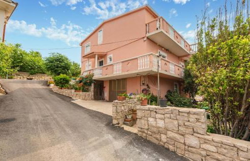 Lovely Apartment In Stara Vas With Wifi - Photo 11