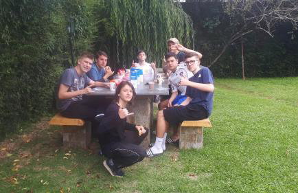 Chale de Madeira - Lareira e Fogueira---lindo gramado com mesa para café da manhã, churrasqueira e fogueira - Foto 8