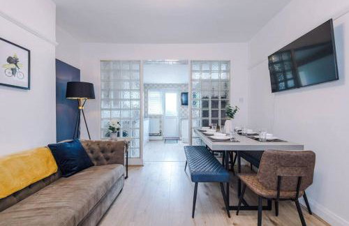 Classic 4 Bedroom House in Wirral with WiFi & Parking Sleeps 9 by PureStay - Foto 35