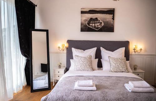 Elegant Hvar town villa with pool - Photo 25