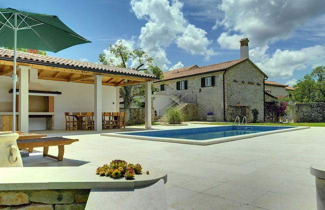 Holiday Home in Rojnici With Private Pool - Photo 32