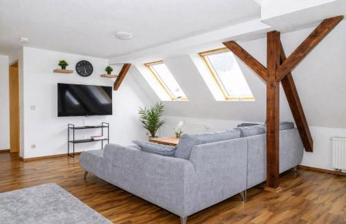 Larooms Merseburg - Apartment LP01 - 2 Zimmer, 2 Einzelbetten, 1 Doppelbett, große Couch, Küche, Balkon, Waschmaschine - Foto 2