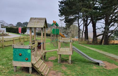 Cozy 3 bedroom Caravan, Sleeps 8, at Parkdean Newquay Holiday Park - Foto 78