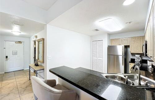 Spacious 3 Bed 3 Bath Luxury Condo 5 min from Disney - Photo 3