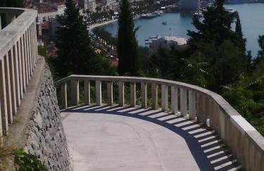 Spacious Apartment Center - Photo 52