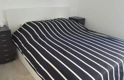 50 M2 -T3- 4 personnes - Moderne-Climatisé-2 chambres-Wifi -Très grande terrasse de 35 M2 avec BBQ-1er étage dans petit immeuble - Vue magnifique et dégagée - Foto 9