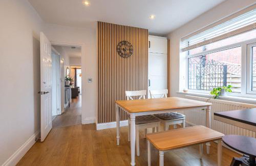 Nature Inspired Bungalow with 3 rooms - 10 mins from Manchester Airport - Foto 8