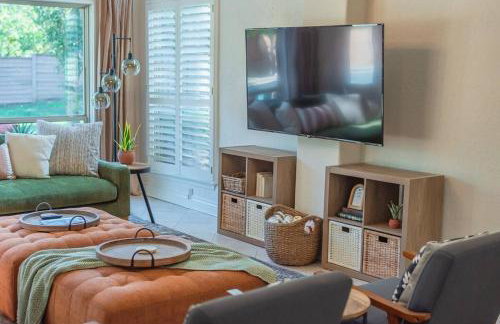 Pool! Games! Dogs! Space! - Foto 54