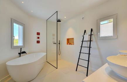 Charming Villa with Pool & Scenic Garden - Foto 62