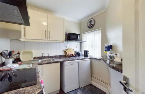 Two Bed First Floor Apartment in Village location - Photo 11