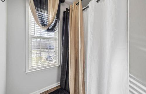 Elegant Retreat Spacious with Outdoor Fireplace - Foto 27