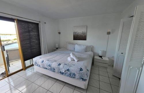 Bayfront Apartment Breathtaking Views- one bedroom w balcony- living room -Free Parking - Foto 30