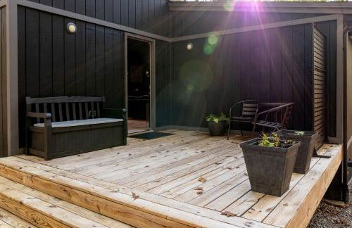 Modern Forest Cabin with Hot Tub, Screened Porch & Resort Access Near Hedgesville, WV - Foto 25