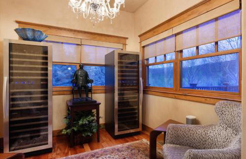 Luxe Artful Mountain Retreat with 4 King Suites, 8 Person Hot Tub and 3 Decks - Foto 9