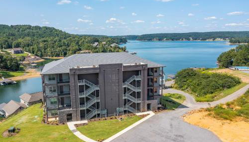 Mallard Pointe Unit 200- Luxury Condo- Conveniently Located! - Foto 1