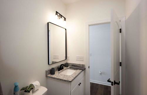 4 Min to Downtown - En-Suite Bath - Washer and Dryer - Foto 35