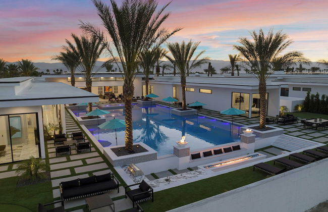 Sleeps 26 Pool, Hot Tub, Pickleball & Putting Green Bravo Villa #12 by Avantstay - Foto 1