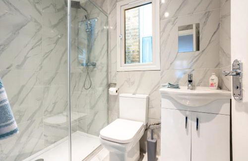 Amazing 3 bedroom, 2 bathroom, ground floor flat with garden, near train Station and bus stop - Foto 24