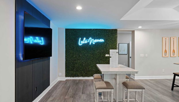 Lakefront Retreat With Private Dock, Pool, Game Room Sleeps 18 - Foto 4