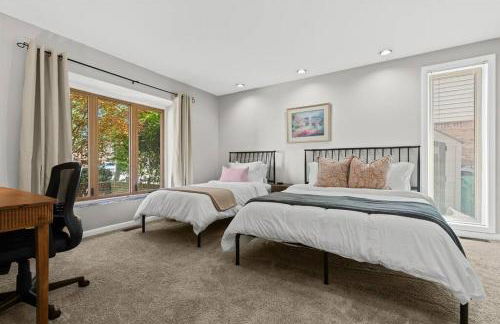 NEW! 4BR I Indoor Pool on the Bay in Boat Town USA - Foto 27