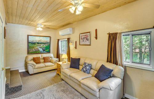 4 Mi to Rainbow Lake! Cozy Forest-View Gem with Deck - Foto 7