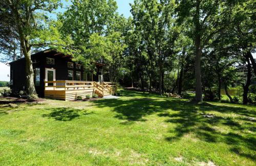 Luxe 2BR Cabin with Deck and Creek View - Working Farm - Foto 21