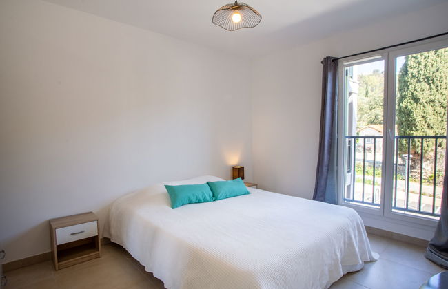 2 bedroom Apartment in Bormes-les-Mimosas with swimming pool and garden - Photo 4