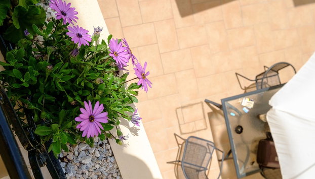Home with Courtyard in Beating Heart of old Town! - Foto 2, Imagen principal