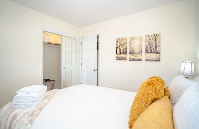 The Meadowlark Manor Spacious Backyard & Hot Tub - Photo 4