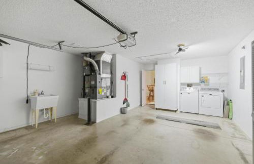 Cozy 2BR Mins to Lake Sumter Landing and Brownwood Paddock Square with BBQ, Workspace, Murphy Bed - Foto 2