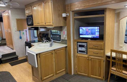 Betsie -35Ft RV Camper in Woods -Firepit & Hot Tub - Foto 8