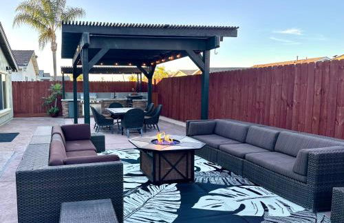 2 Masters, Newly renovated with new furnishings - 4BR 3BA - Photo 1