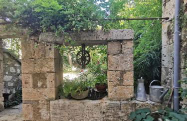 Alice & Jeanne - Photo 1