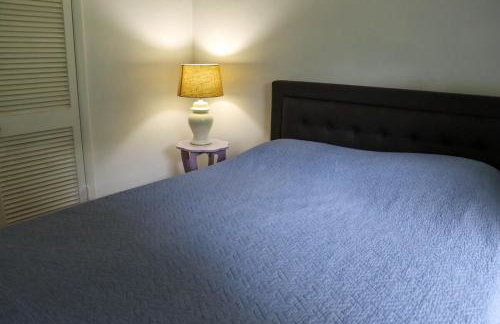 Large home with hot tub in serene wooded setting - Foto 51