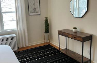 Spacious 4 BR 2BA Home with Bar and Fenced Yard - Foto 24