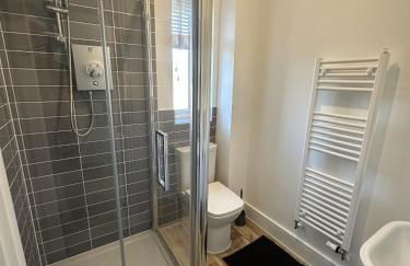 3 Bed Home with Driveway Parking for Contractors & Family stays in Stafford - Foto 13