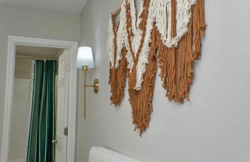 Uptown LUXE Retreat with Parking & Walk to City Center - Foto 26