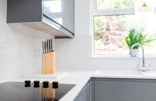 Contractors 3 Bed 2Bath House Free Off Street Parking for 2 Cars WiFi Stevenage Self Catering Sleeps 5 Guests By White Orchid Property Relocation - Foto 44