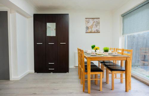 Beautiful Modern Home in London, Free Parking, Family Home, Sleeps 9, Close to Railway Station - Foto 24