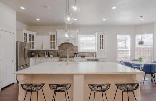 Glamorous Mansion w Private Pool and Cinema Room - Photo 10