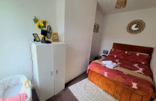 Business Friendly 2BR House Sleeps 5, Wi-Fi, Workspace & Free Parking - Foto 17