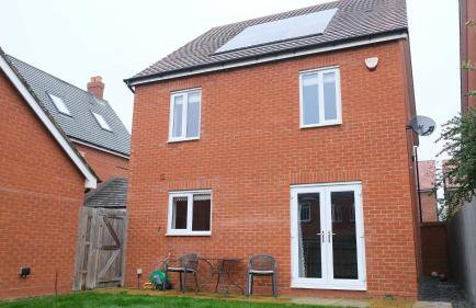 Spacious 4 Bedroom Home with Garden in Bedford - Foto 30