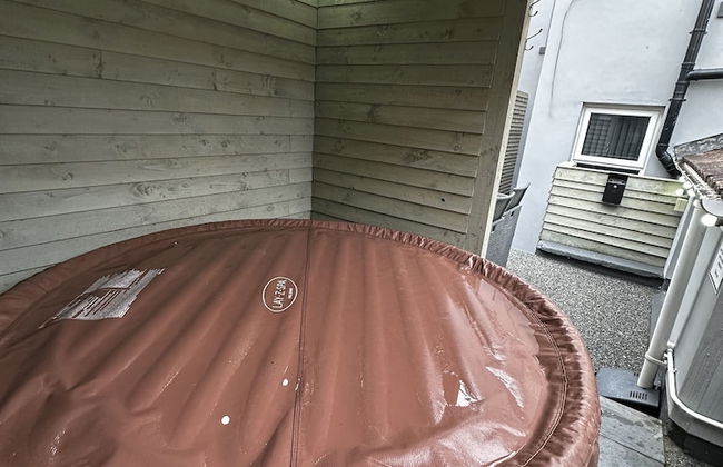 Albert Luxury Hottub and Jacuzzi Apartments - Photo 49