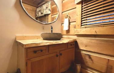 Leave the stress behind!- private hot tub, pet and motorcycle friendly, let peace and nature surround you! 2 Bedroom Home by RedAwning - Foto 20