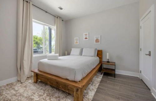 Luxury four-story Home with Rooftop views, 10min to Downtown! Sleeps 12! - Photo 17