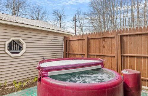 Cozy 3BR Retreat in Downtown Bethlehem - Hot Tub, Trails, Near Ski & Hike - Photo 19